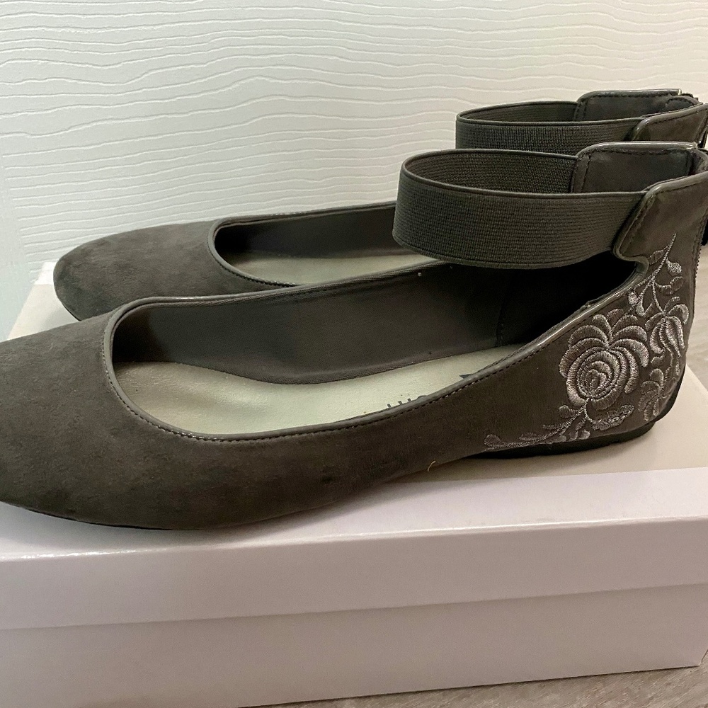 Ladies Shoes Anne Klein Sport Flat Ballerina Style Ankle strap 9 ½ Dark Gray